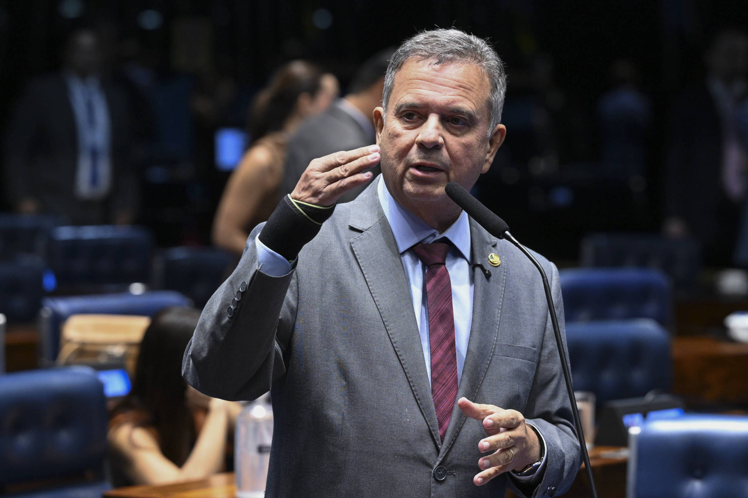 PL Identifica 57 Perfis Falsos na Campanha Contra Flávio Bolsonaro: Um Olhar Sobre a Segurança Digital nas Eleições