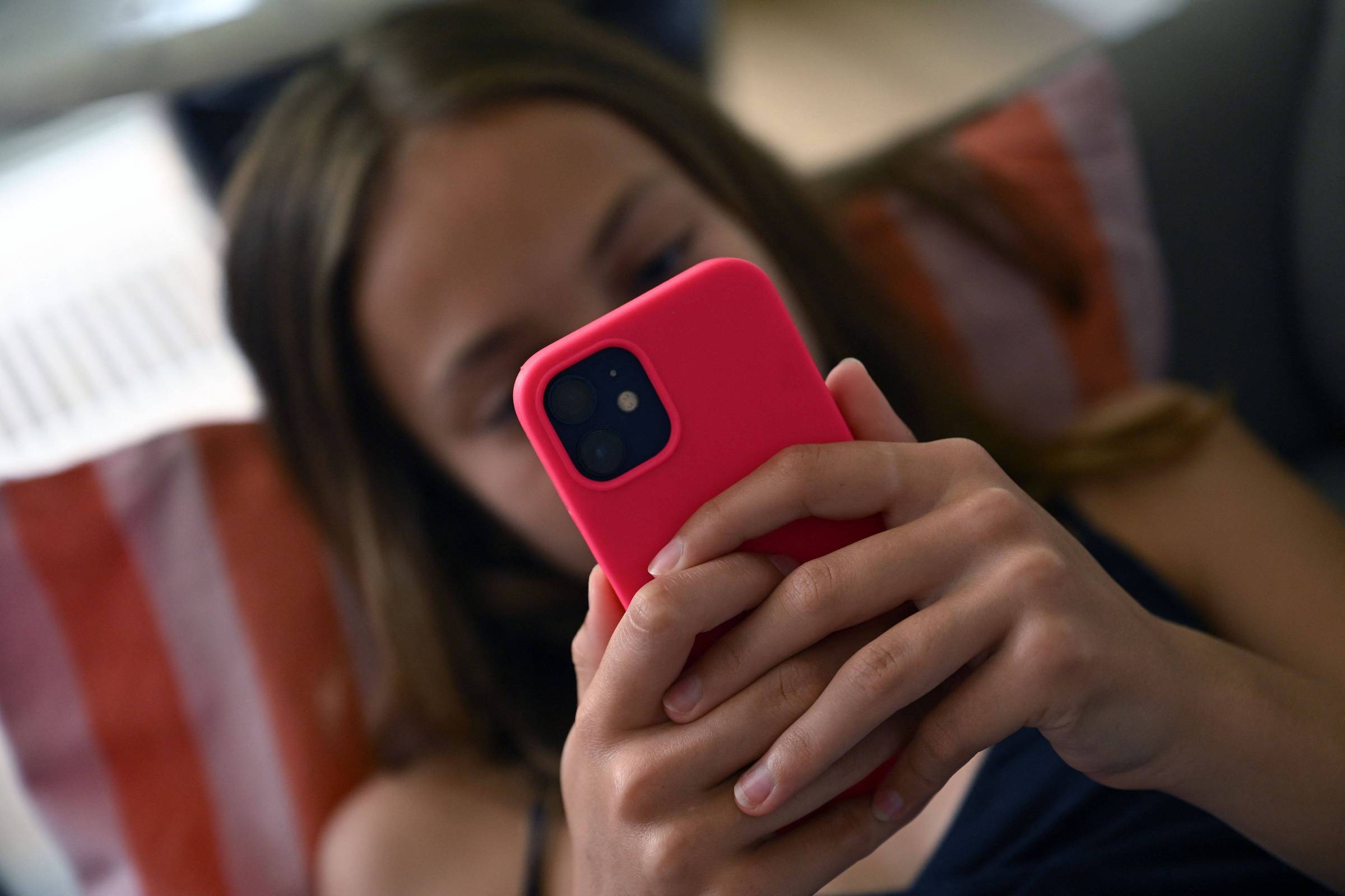 França Proíbe Redes Sociais para Menores de 15 Anos