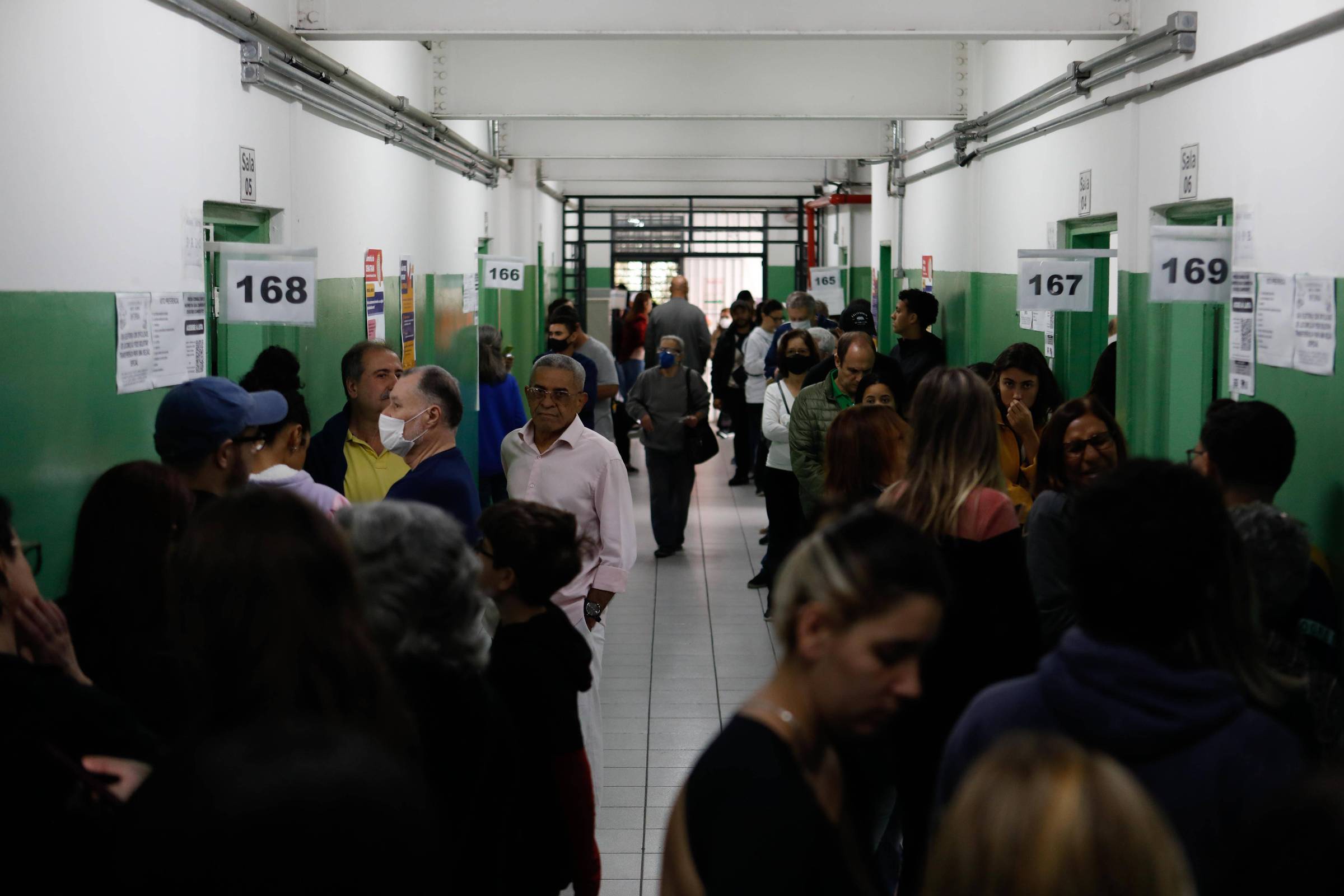 A Abstenção Crescente e seus Desafios ao Voto Obrigatório: Uma Perspectiva Futurista