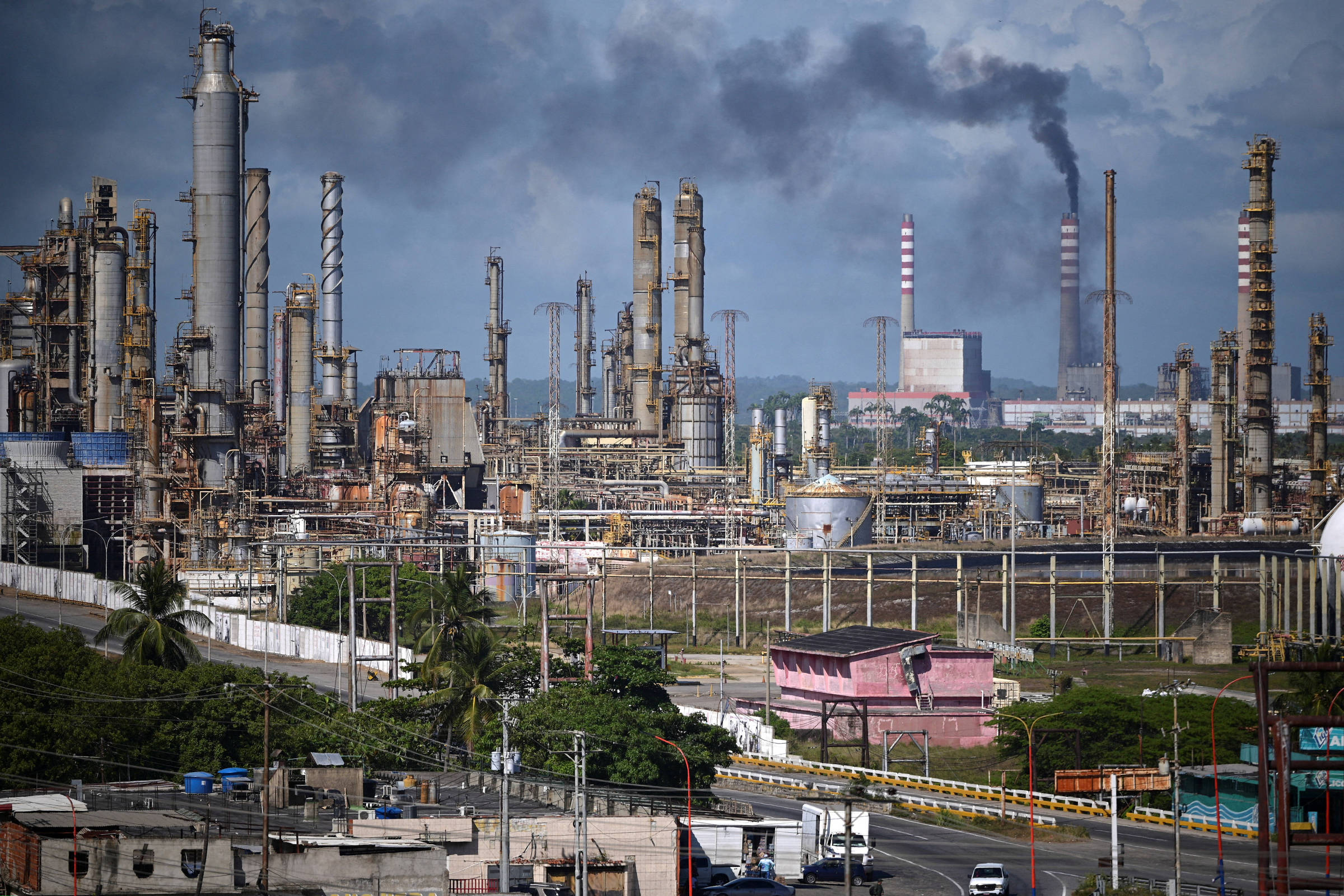 O Destino dos Bilhões: A Riqueza do Petróleo Venezuelano em Debate