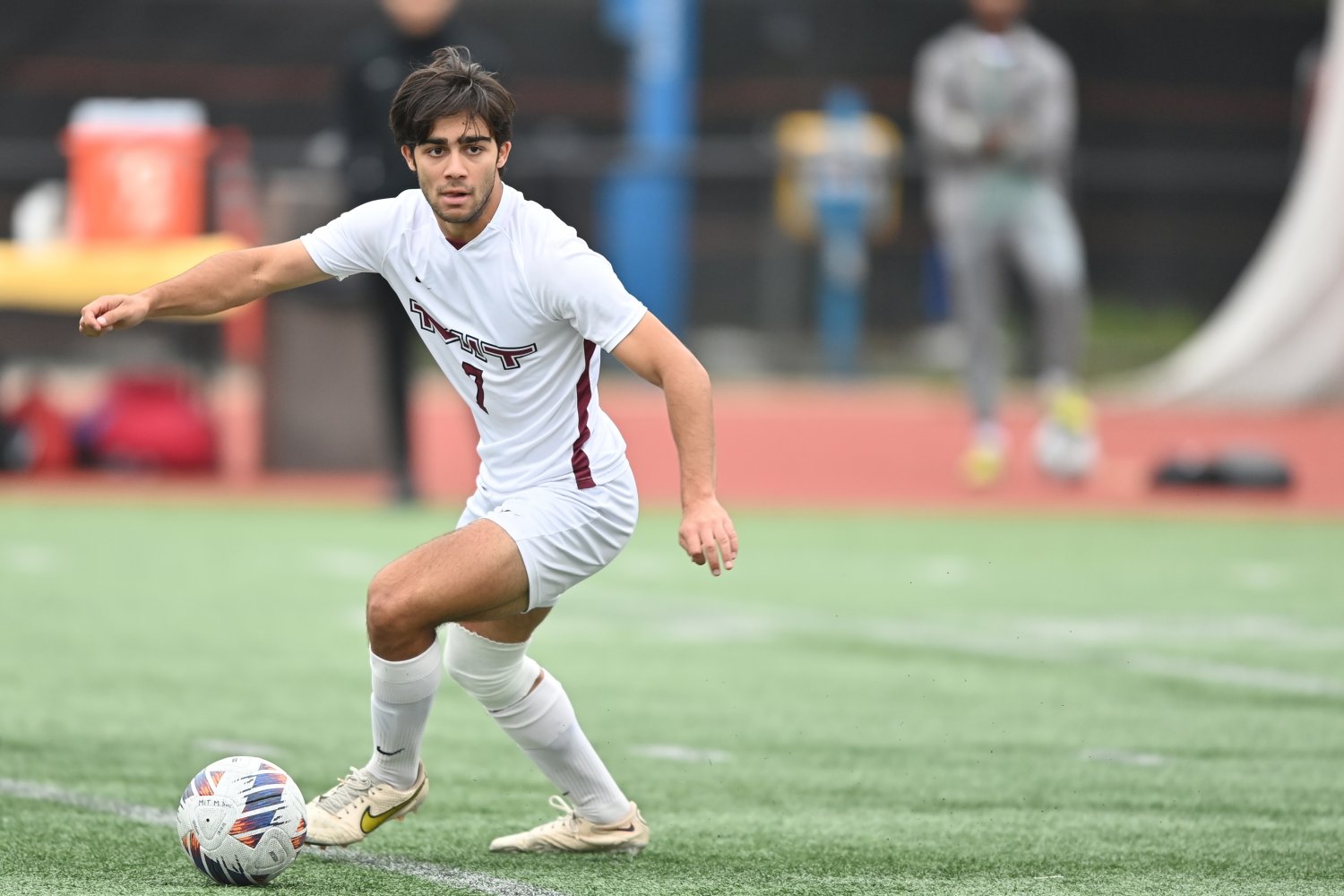 A Nova Geração de Líderes Estudantis: A Experiência do Capitão do Time de Futebol Masculino, Dilin Meloni