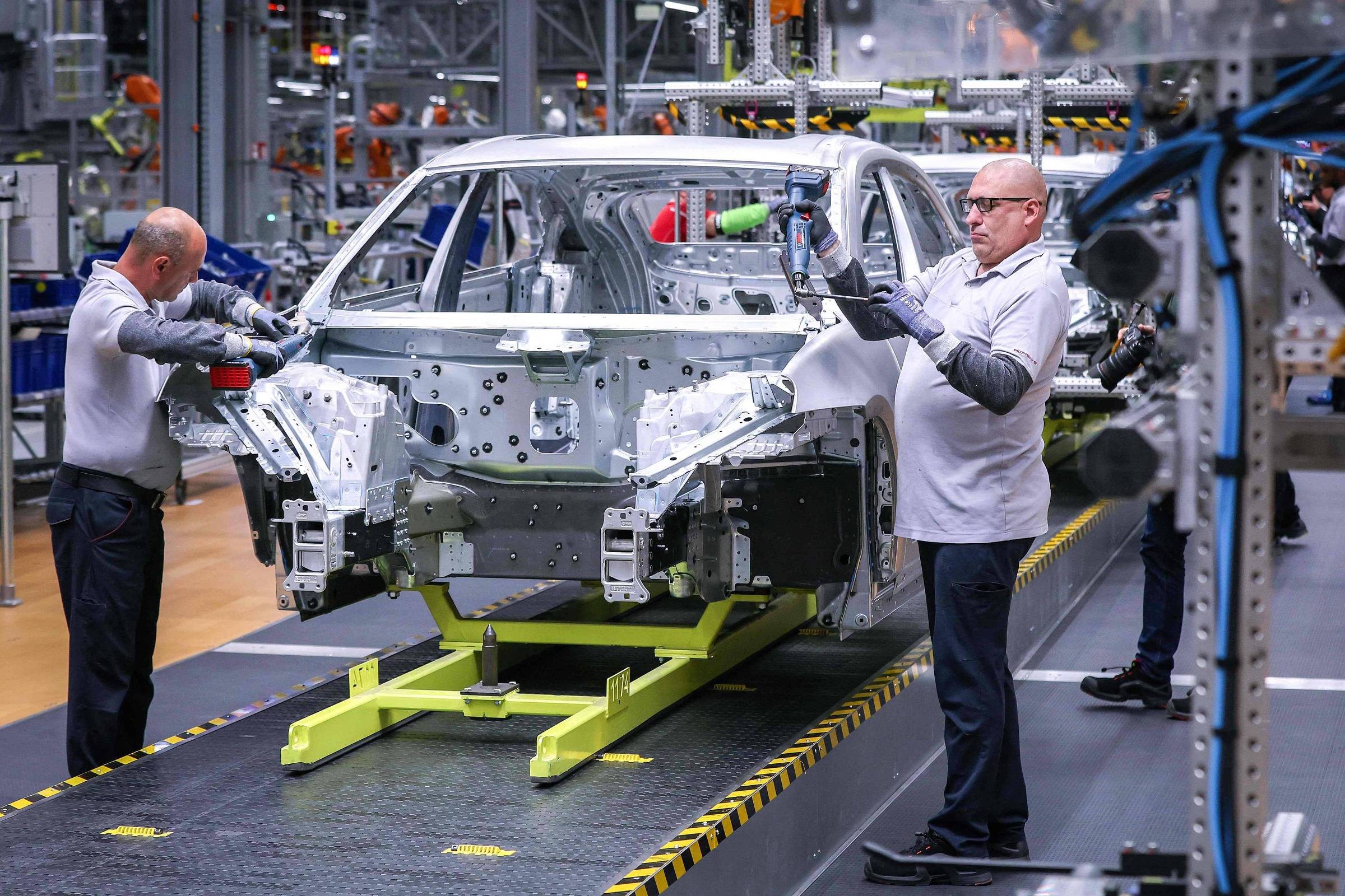 Porsche anuncia reestruturação e cortes de 5.000 empregos em meio a crises