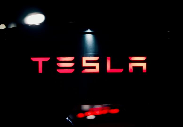 Tesla Mantém Tesouraria em Bitcoin, mas Registra Perda de $112 Milhões