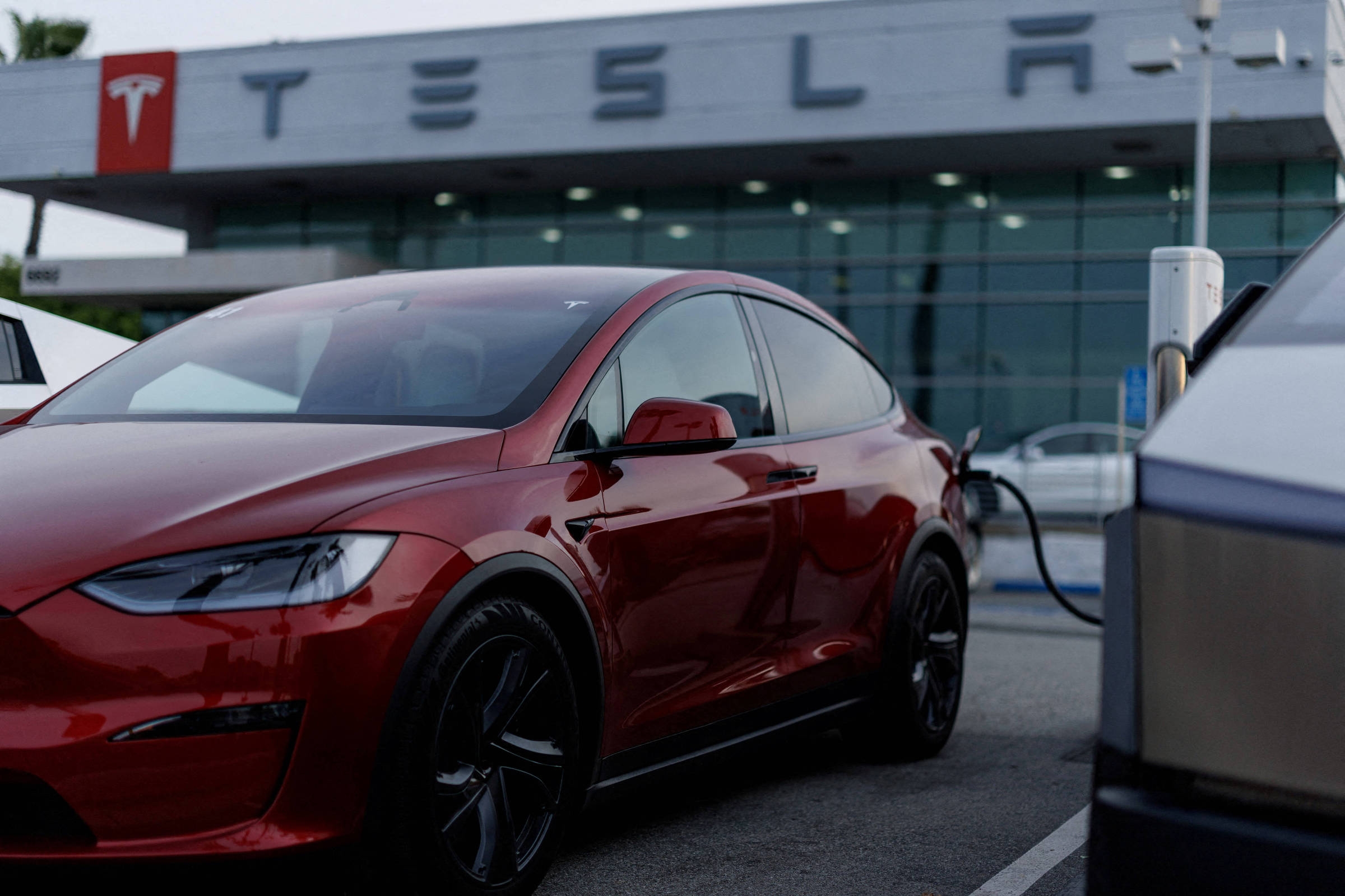 Desafios e Transformações na Tesla: A Queda de Lucros e a Queima de Caixa no 2º Trimestre de 2026
