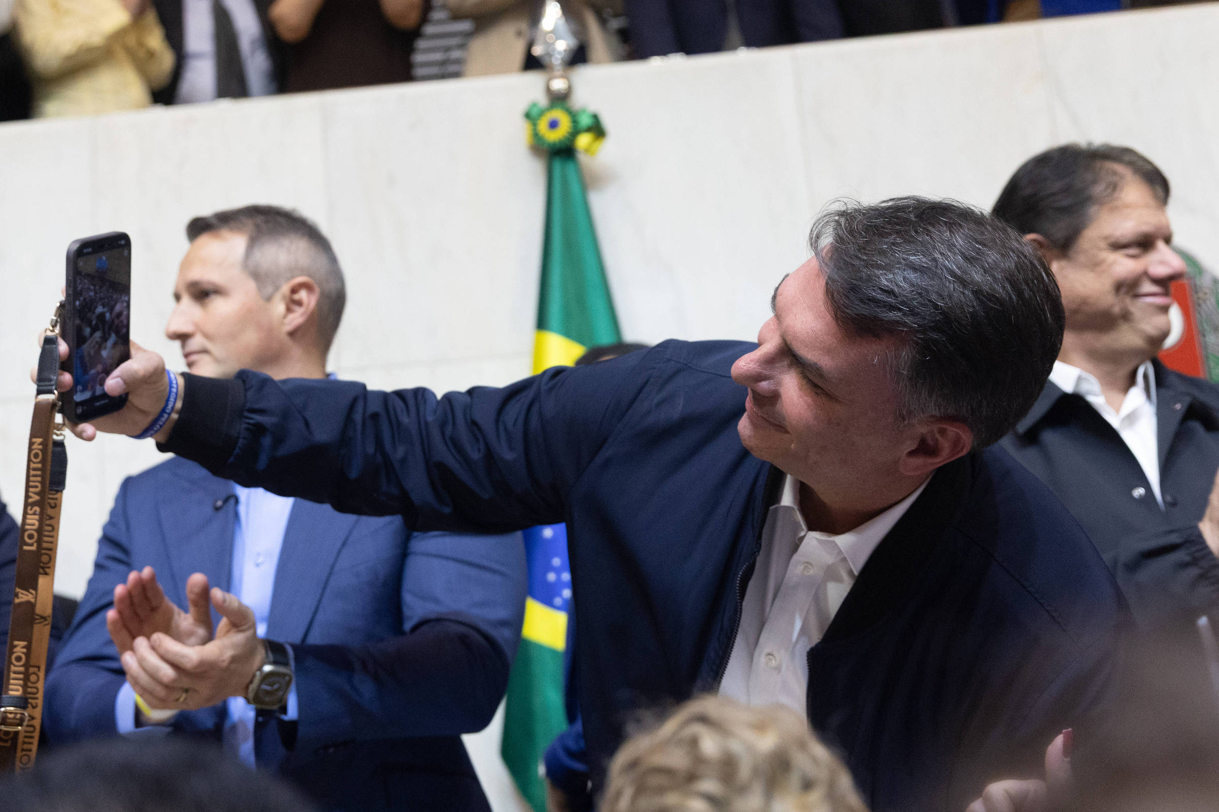 Desafios e Controvérsias no Processo Eleitoral Brasileiro: Ação do PT Contra Flávio Bolsonaro
