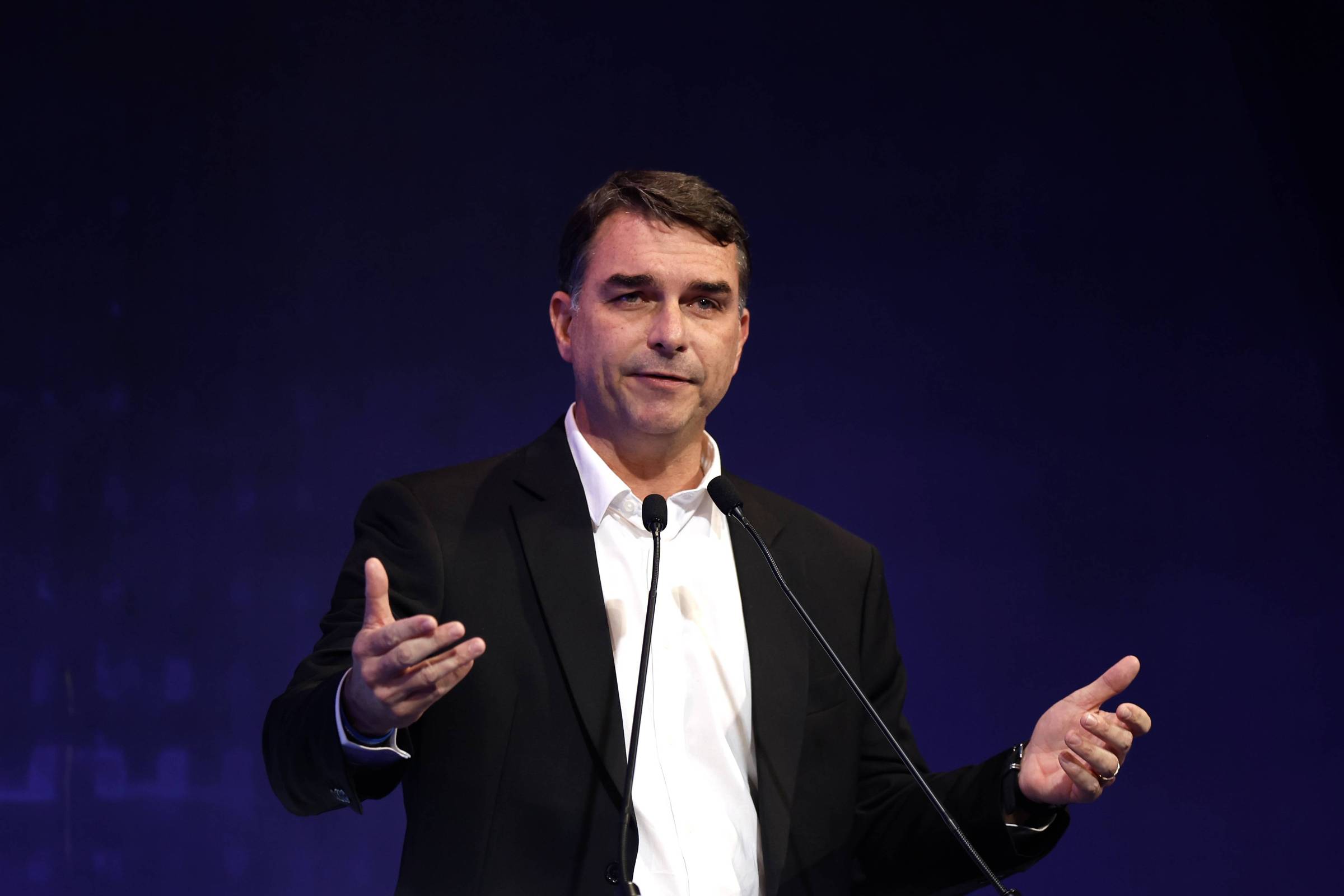 Flávio Bolsonaro e os Mistérios das Urnas Eletrônicas: Uma Narrativa Controversa