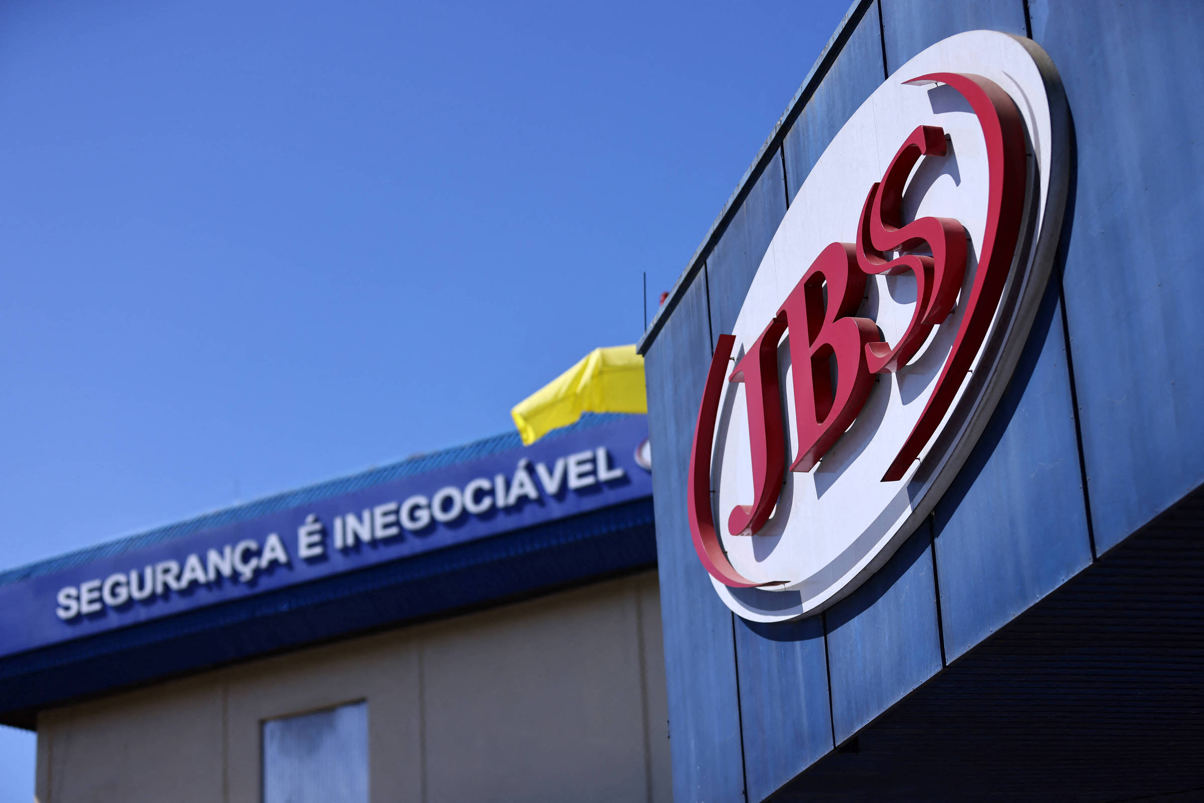 Fiscalização Reprova Frigorífico da JBS e Destaca Desafios da Indústria de Carnes Brasiliense