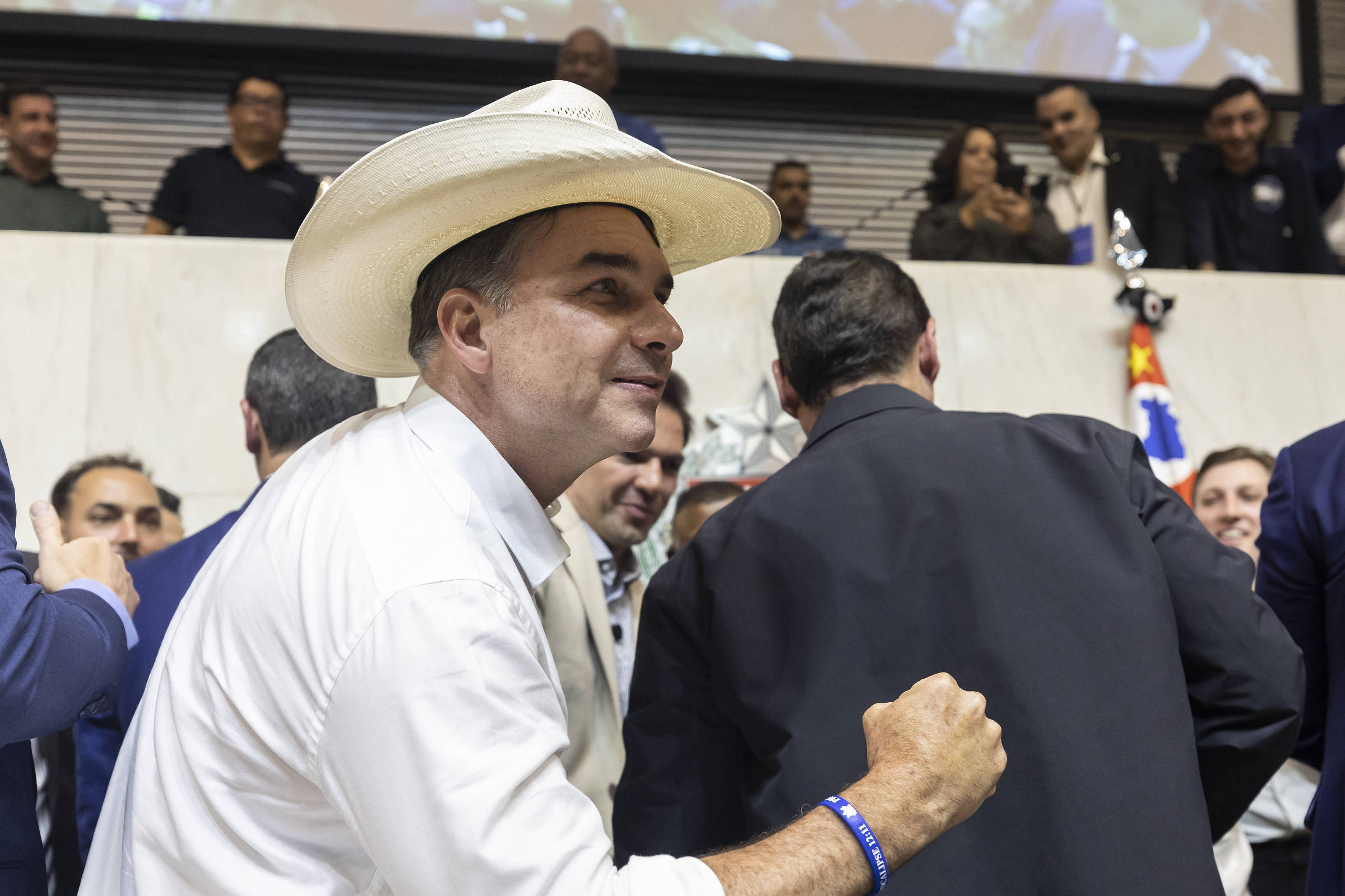 A Resistência da Direita Profissional a Flávio Bolsonaro: Um Cenário Futuro