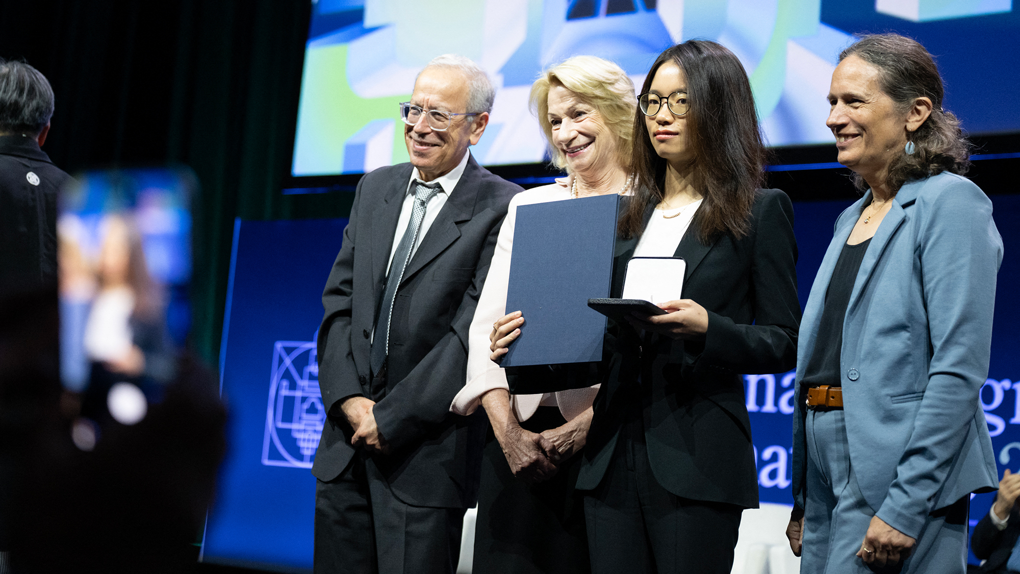 A Revolução Feminina na Matemática: Hong Wang e a Conquista da Medalha Fields 2026