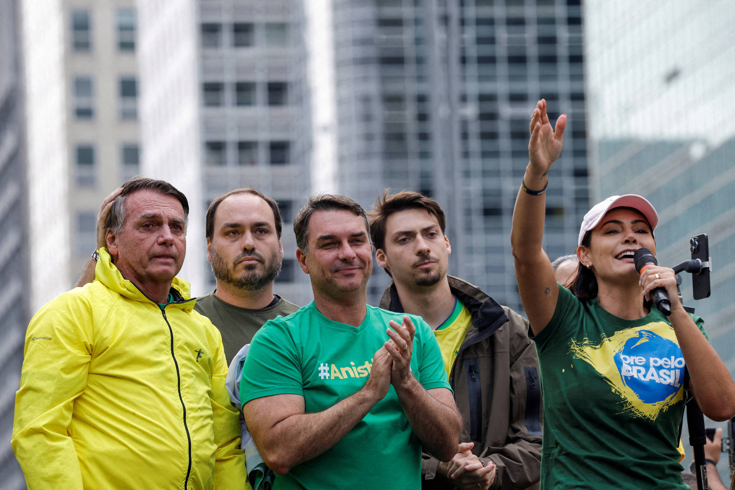 Michelle Bolsonaro Apoia Flávio em Nova Etapa Política