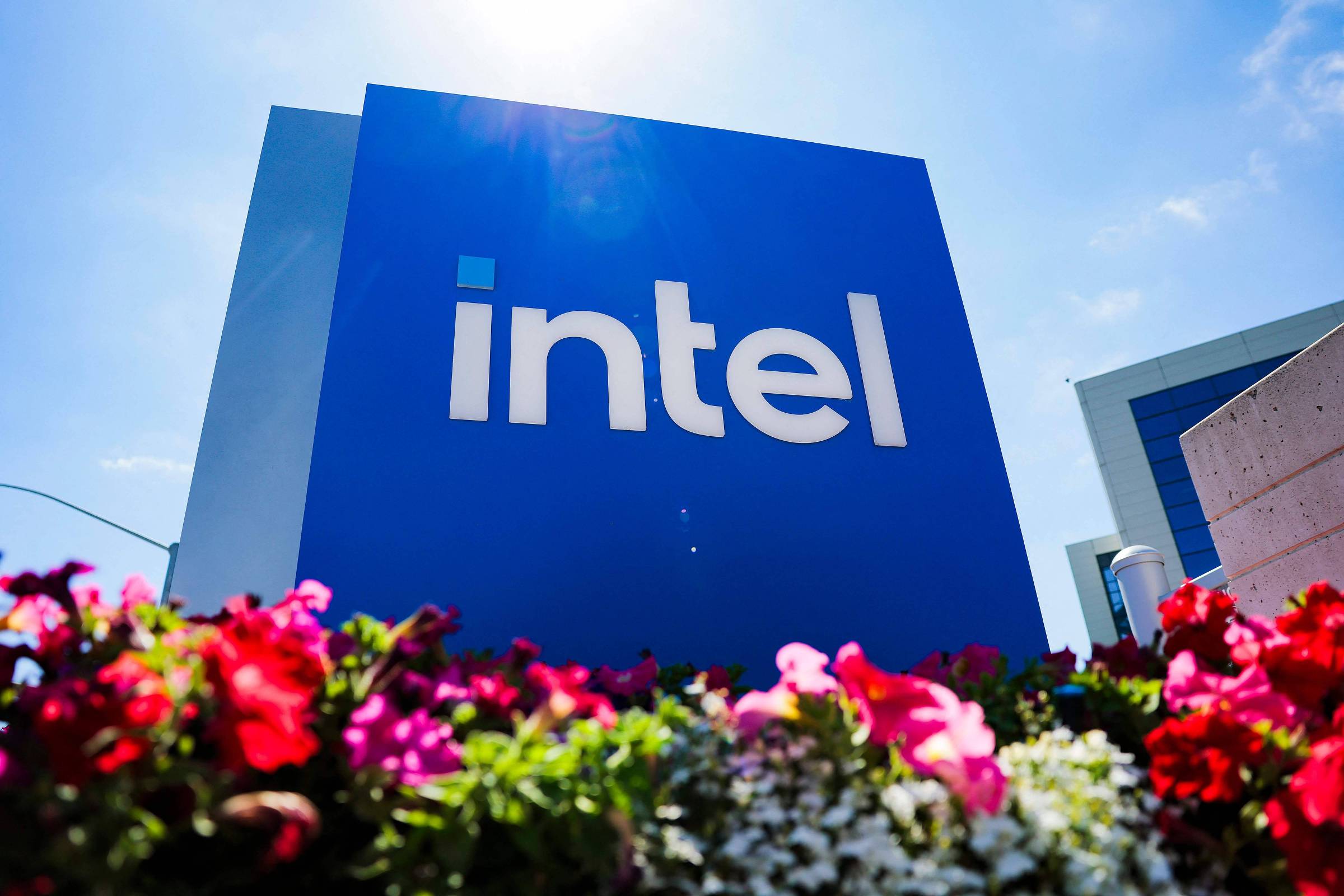 Intel Comemora Crescimento com Novas Previsões de Vendas e Inovações Futuras