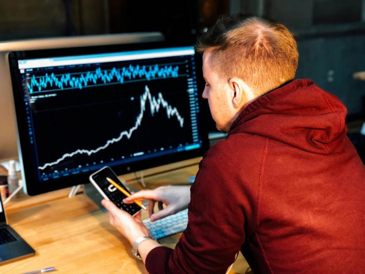 Bitcoin Resilient em Meio ao Colapso de $800 Bilhões na IA