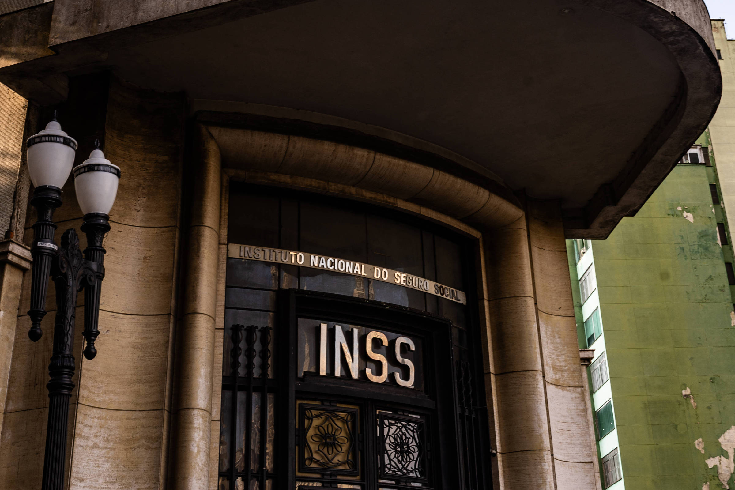 Familiares não devem sacar benefício do INSS após falecimento do segurado; veja o que fazer