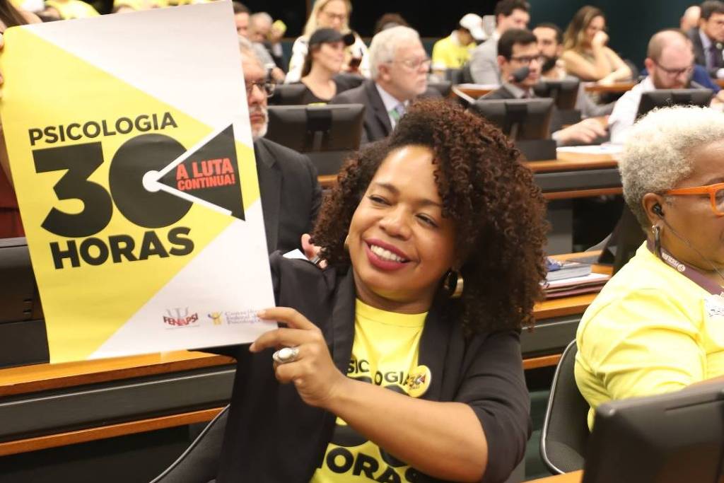 Psicólogos Pressionam Congresso para Reduzir Jornada para 30 Horas Semanais