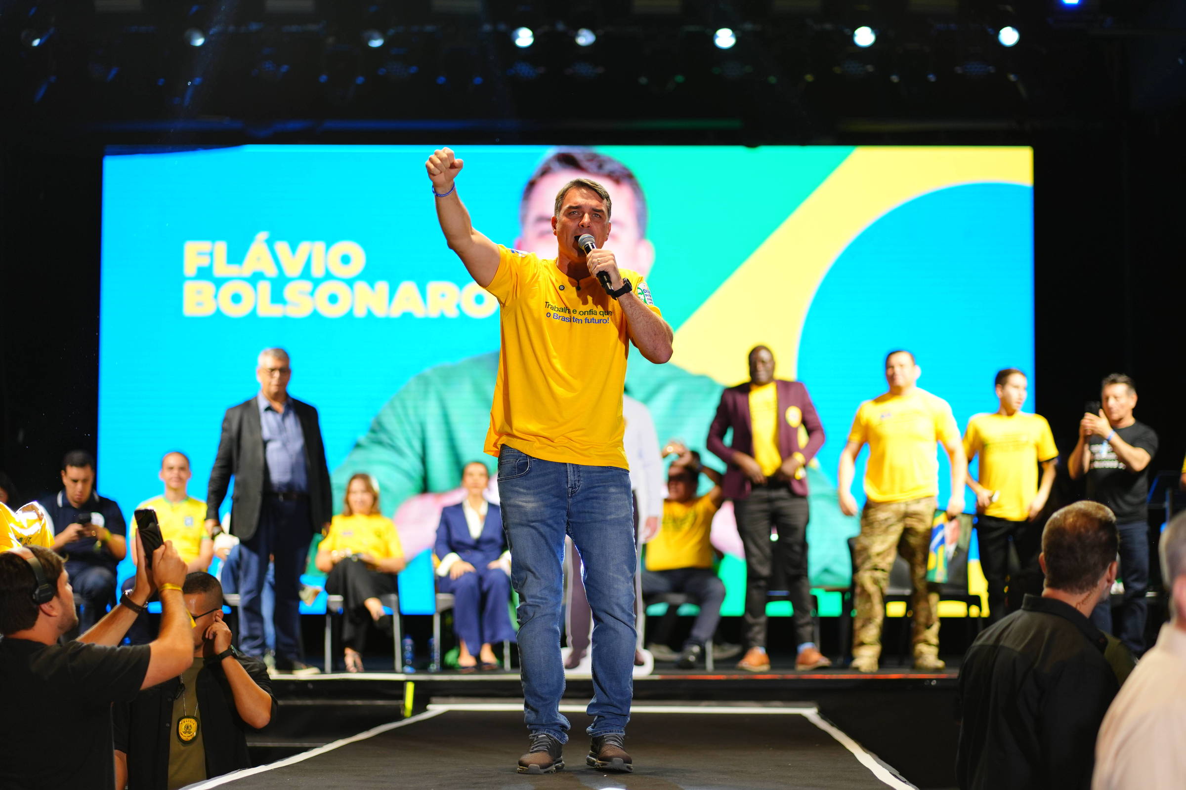 Flávio Bolsonaro: Desafios e Estratégias em Busca da Presidência