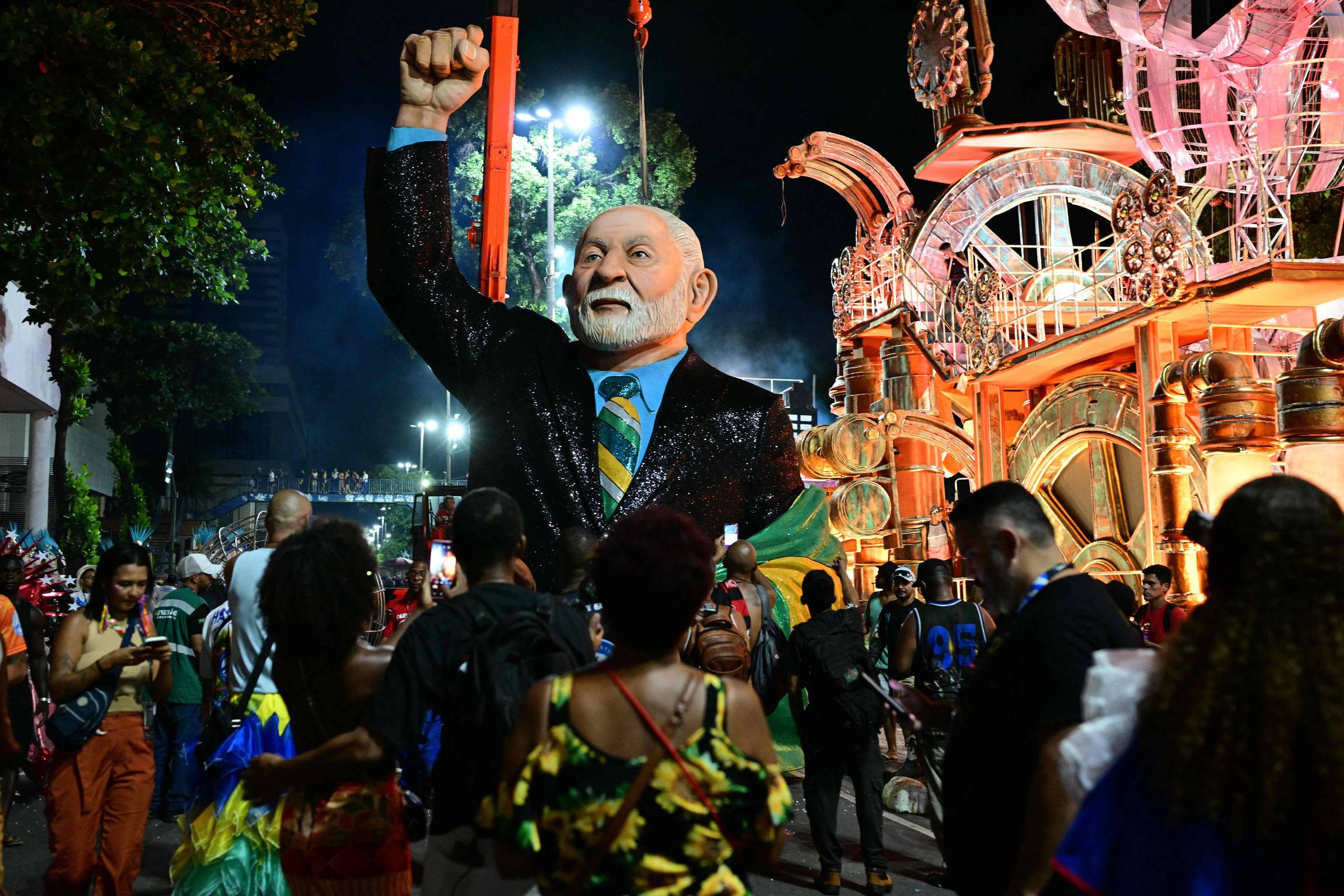 Novo cobra que TSE notifique escola de samba que homenageou Lula em ação por propaganda eleitoral