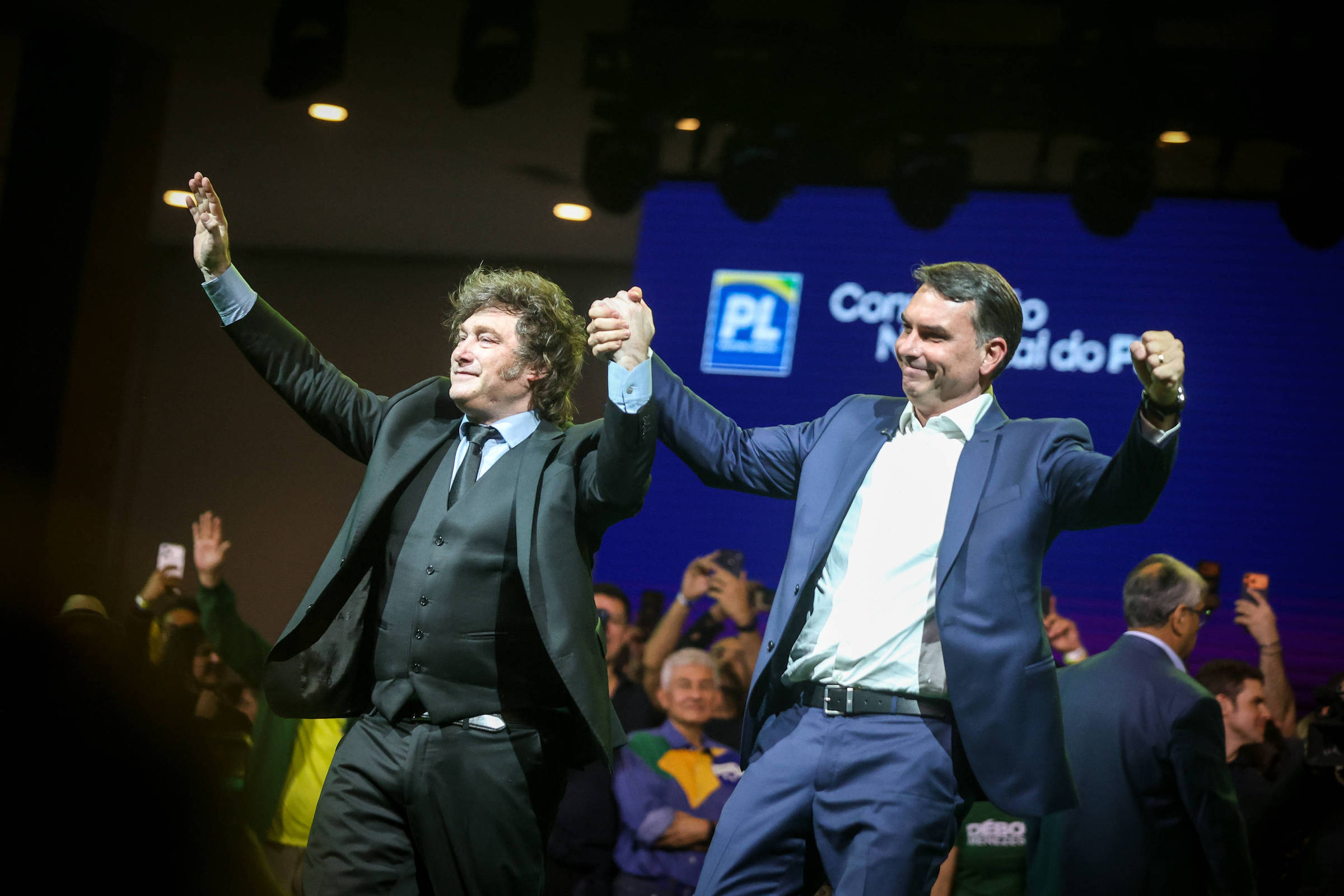 Sombra de Bolsonaro e Milei refletem isolamento de Flávio