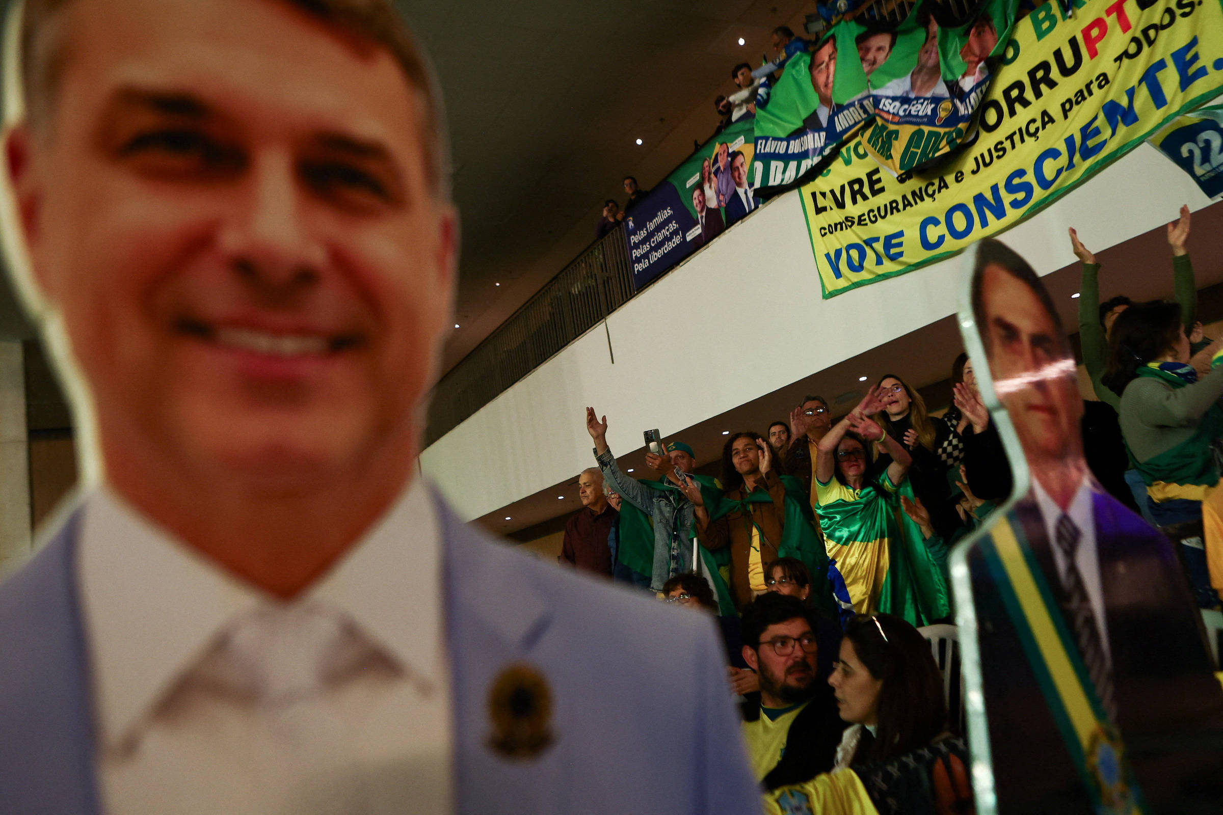 Deputada do PT aciona PGR por vídeo de Bolsonaro feito com IA em evento de Flávio