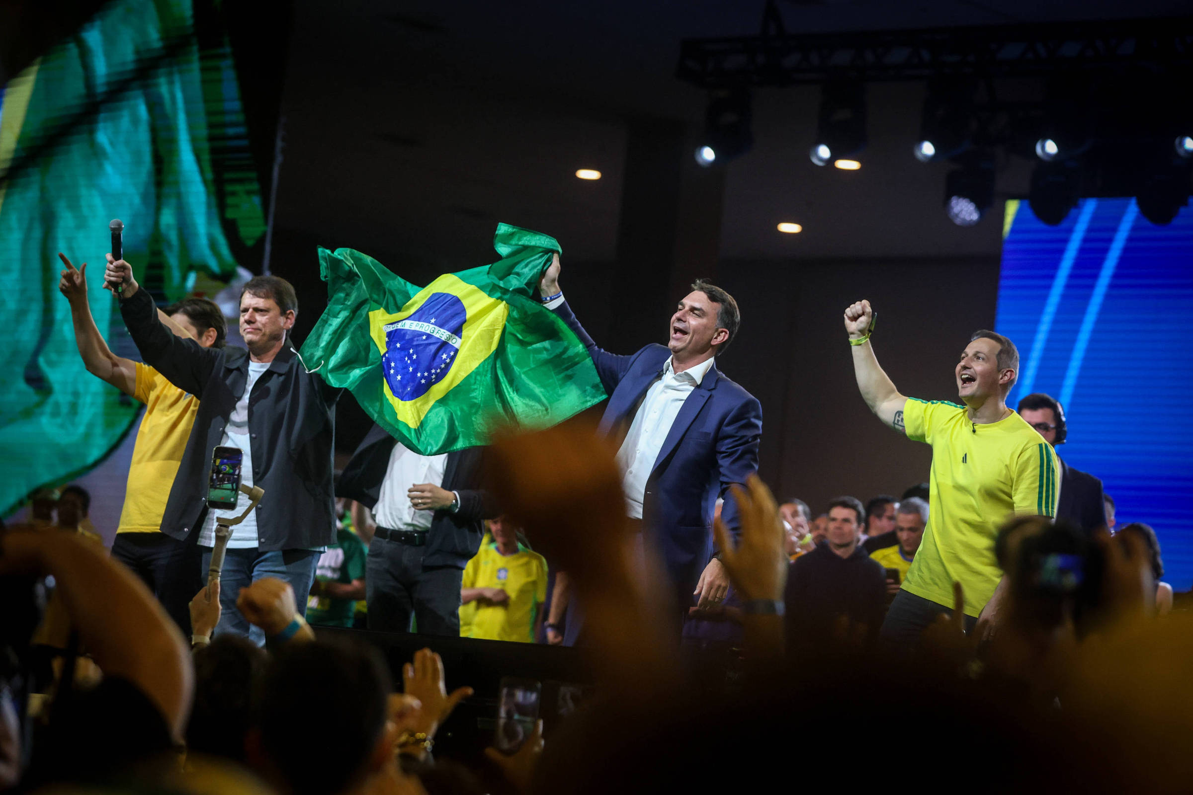 Lindbergh Farias Aciona PGR Contra Flávio Bolsonaro por Uso de IA e Milei em Convenção do PL