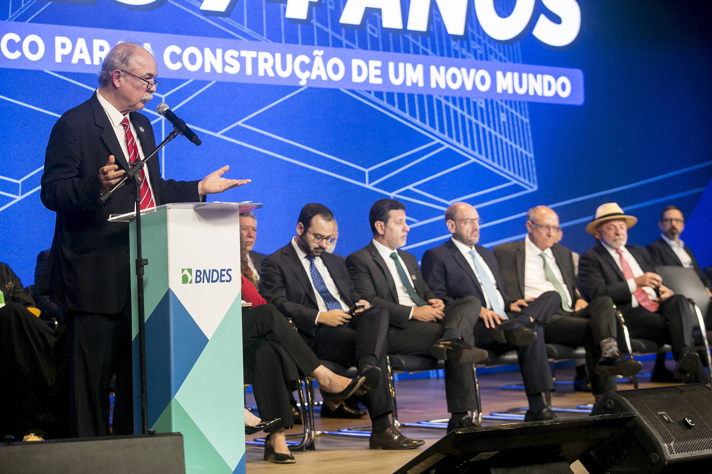 Megalink obtém R$ 30 milhões do BNDES para inclusão digital em escolas públicas