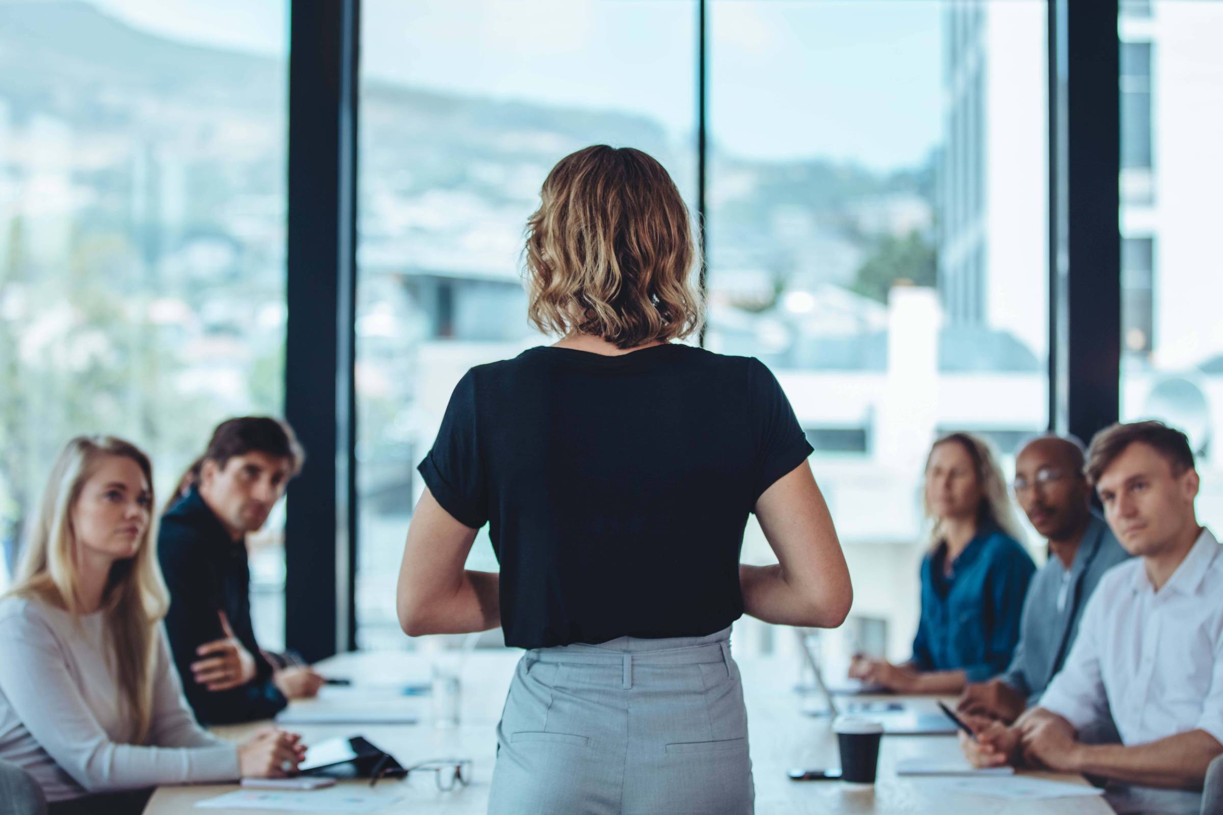 Como a Liderança Feminina Transforma Políticas e Empresas: Uma Análise Futurista