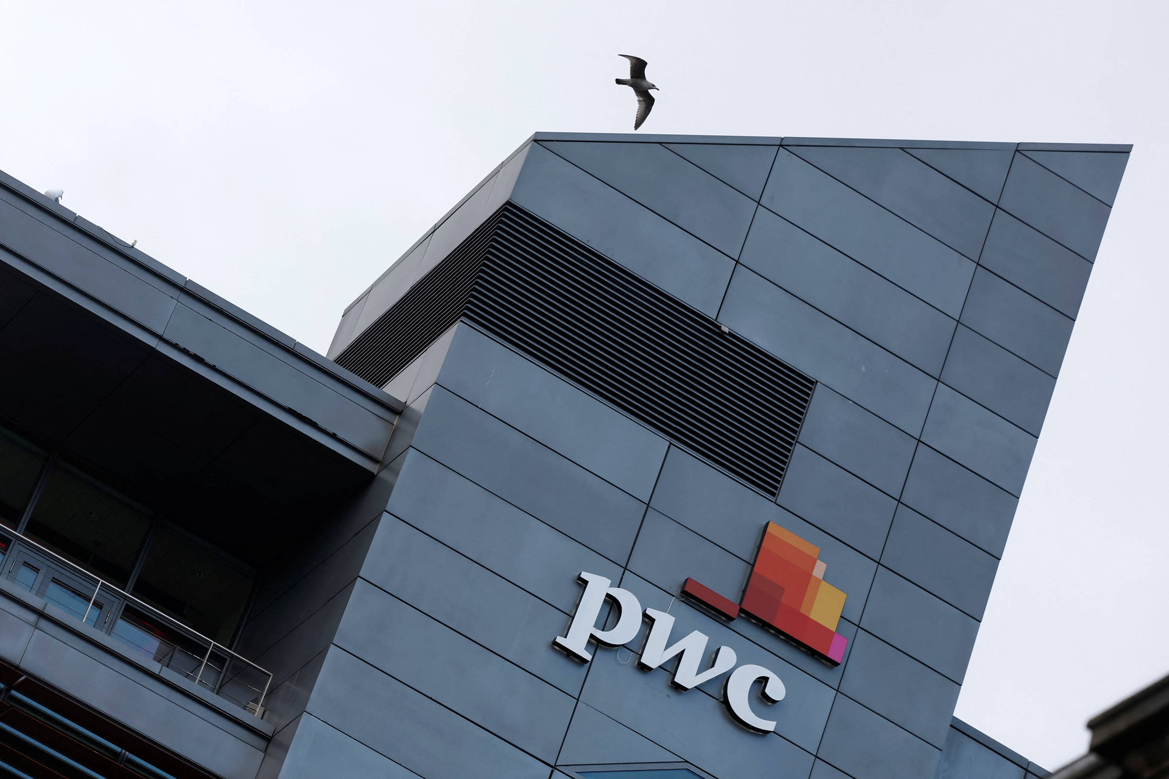 Consultoria PwC enfrenta críticas por relatórios com alucinações geradas por IA