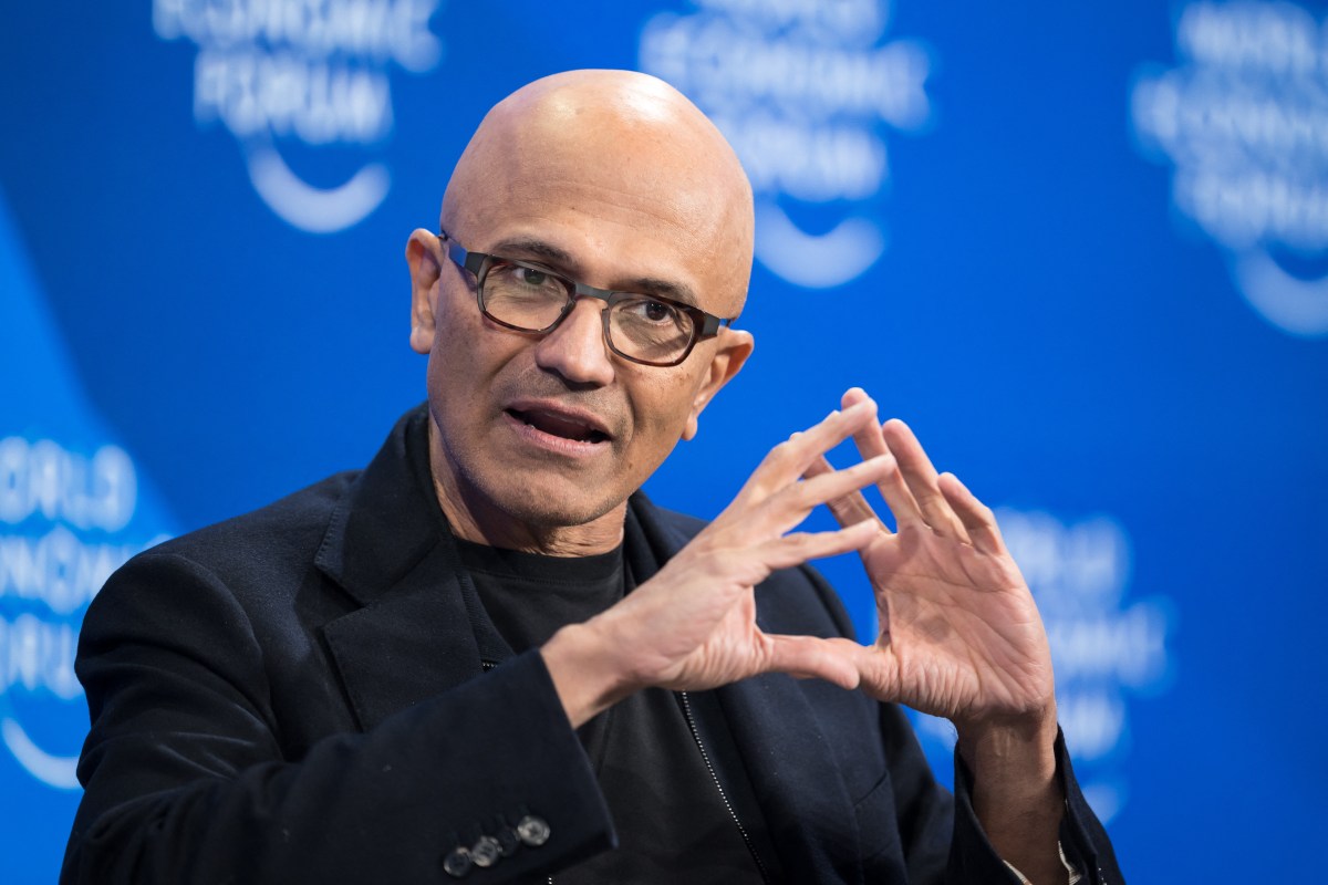 Microsoft Intensifica Competição com OpenAI e Anthropic no Mercado de IA